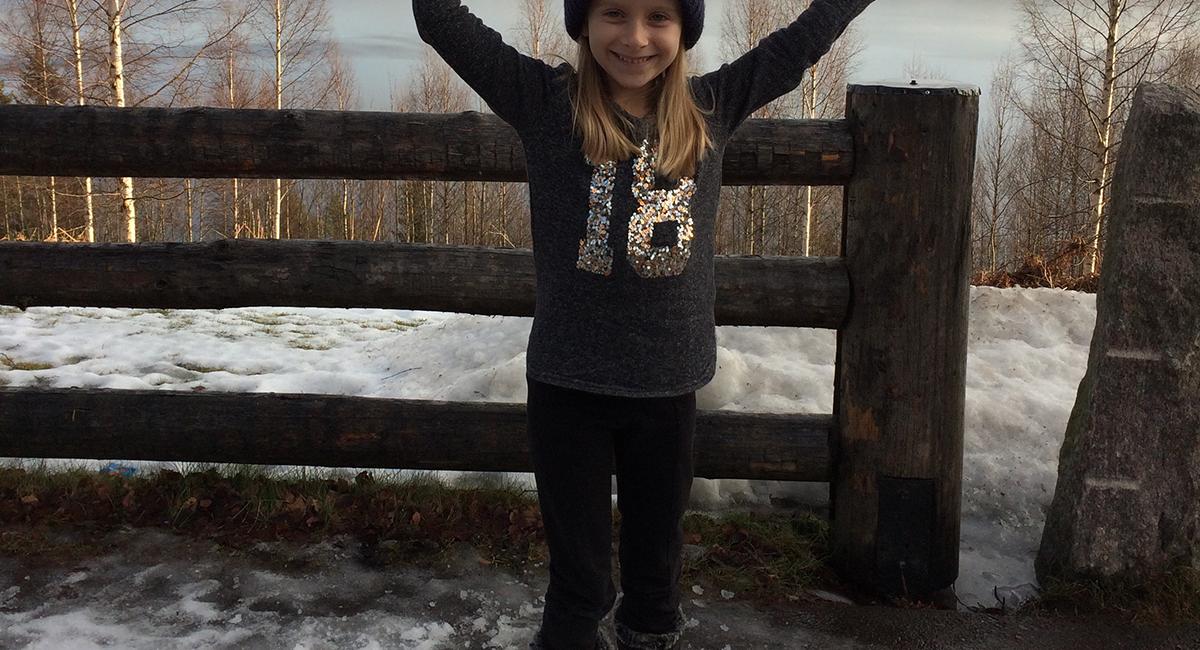 Silke nyder den smukke udsigt ved Tossebergsklätten på vej mod Branäs. I baggrunden danner det frosne vand et isvandfald ned af siden på grundfjeldet. Visit Värmland, Sverige, vind, konkurrence, hytteophold, skiresort, familieresort