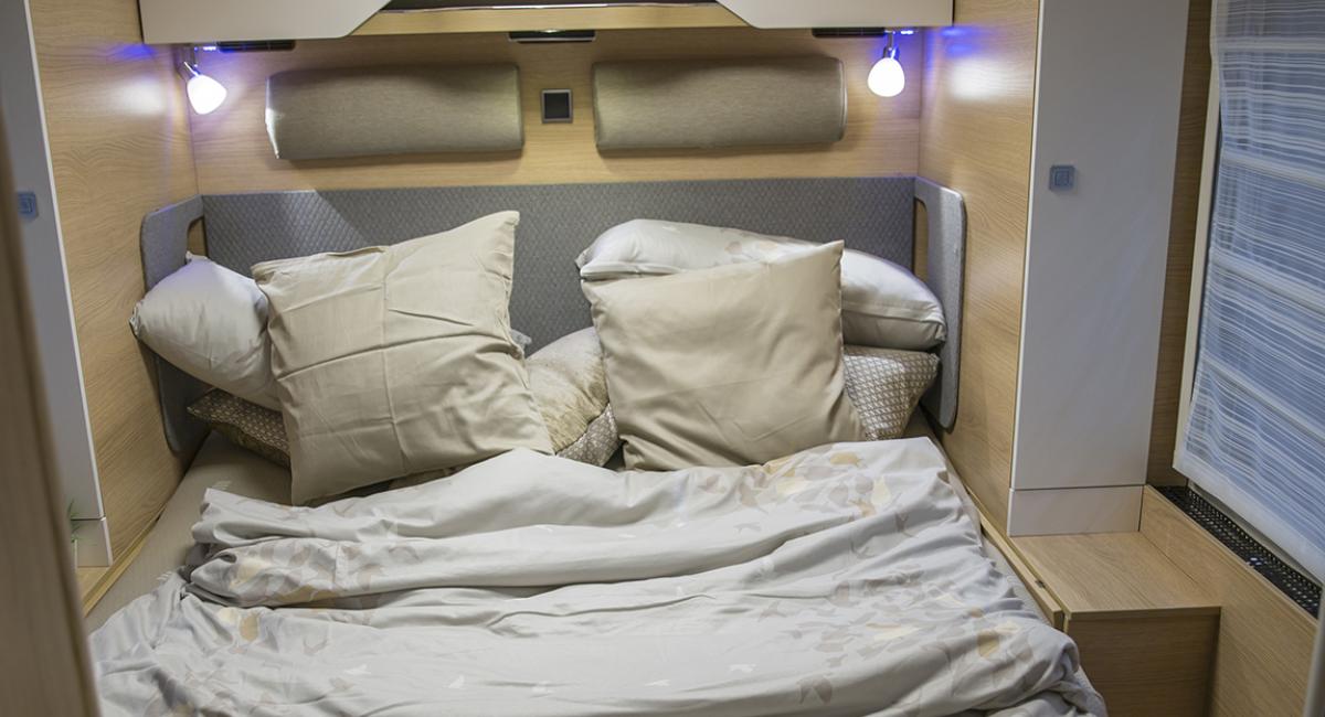 Den fritstående dobbeltseng er placeret bagest. Hymer B-Class ModernComfort I 690 G, autocamper, fritidsbil