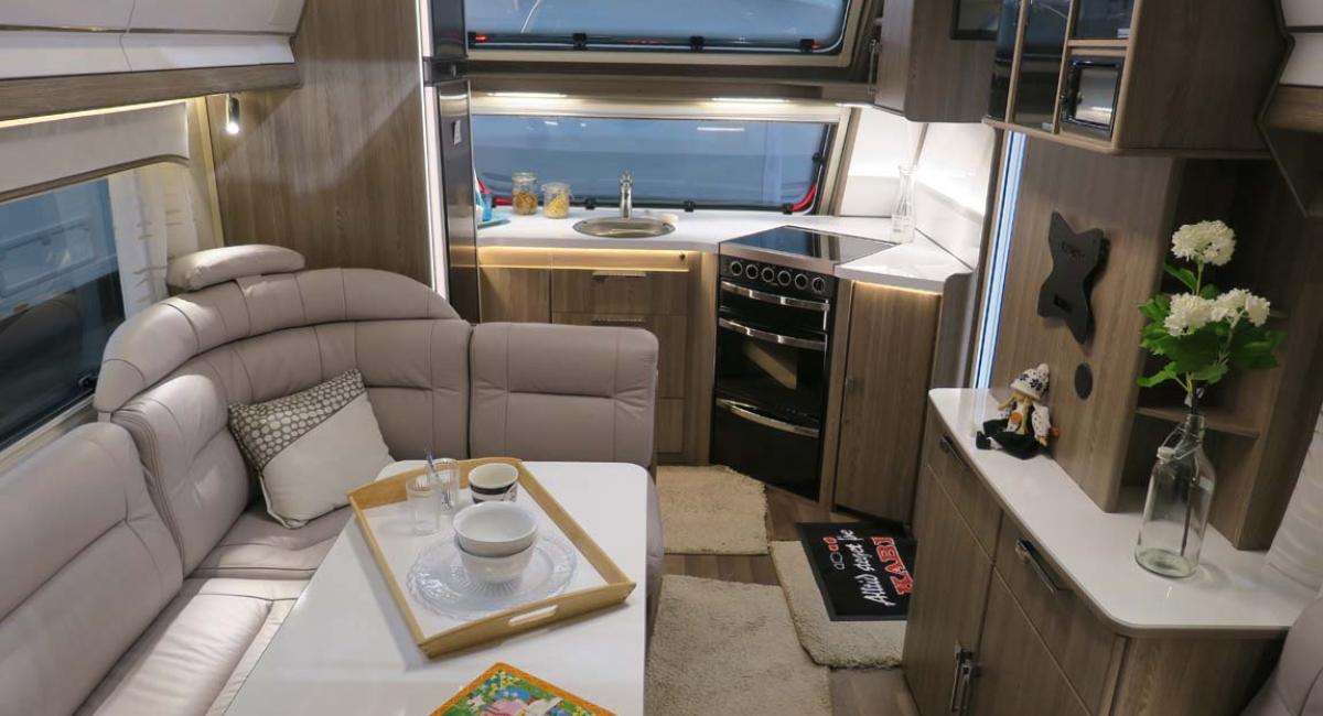 KABE Royal 780 TDL FK KS er en ny model med frontkøkken. Kabe Royal 780, campingvogn, frontkøkken