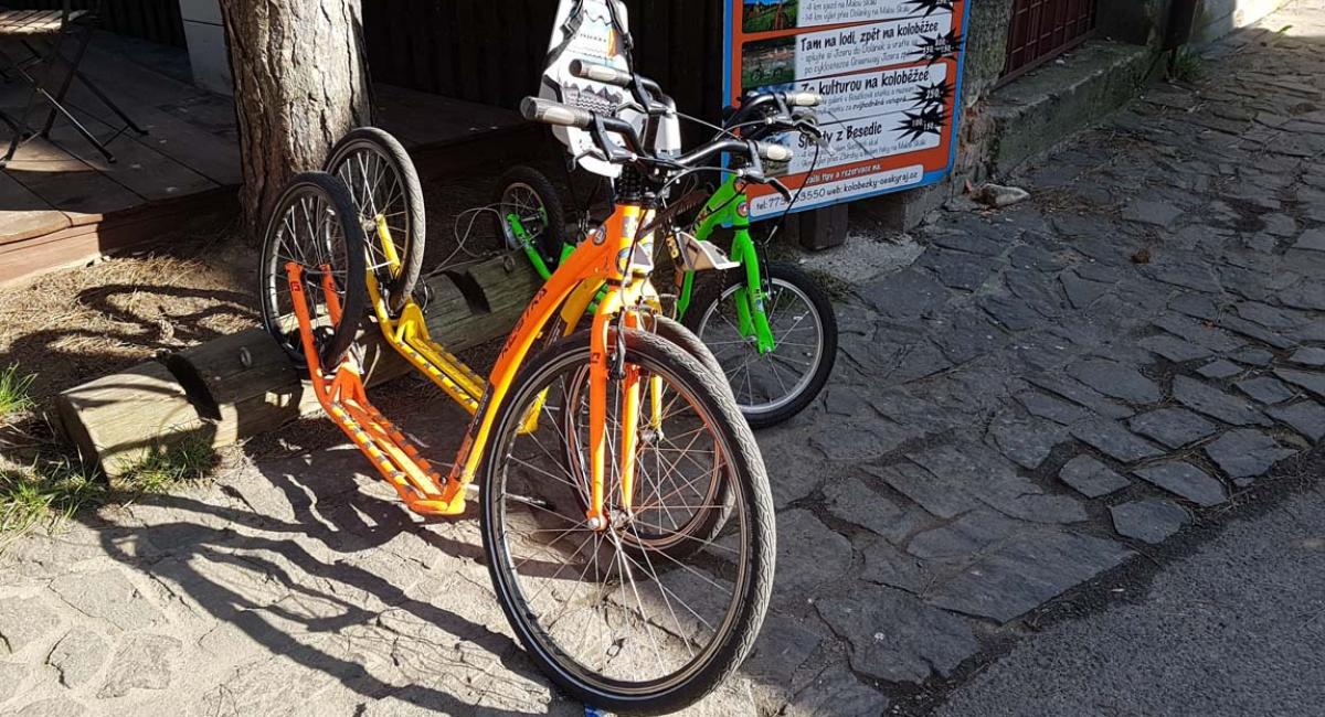 Kickbikes er et forstørret løbehjul, som voksne også kan køre på. Vores rejsearrangør Aktivferie.dk har disse, og de er enormt sjove at køre på. Vi opnåede en fart på 50 km/t. Det bøhmiske paradis, Tjekkiet, mountainbike, Kickbikes