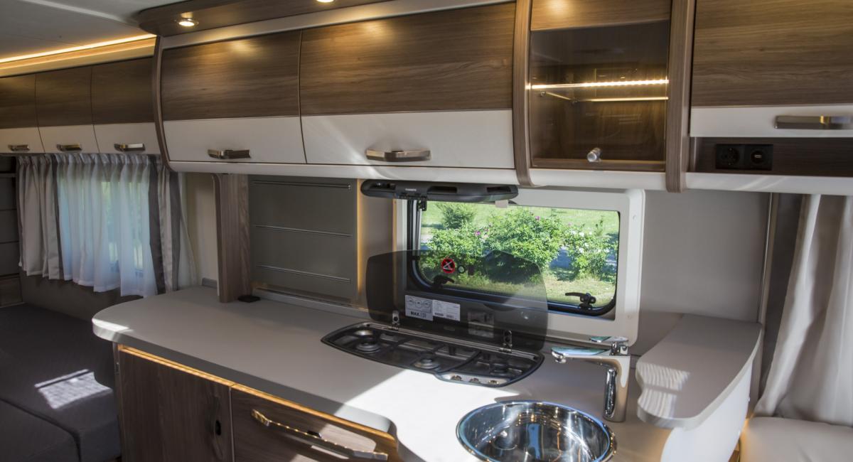 Knaus Südwind Scandinavian Selection 580 UF, campingvogn, køkken