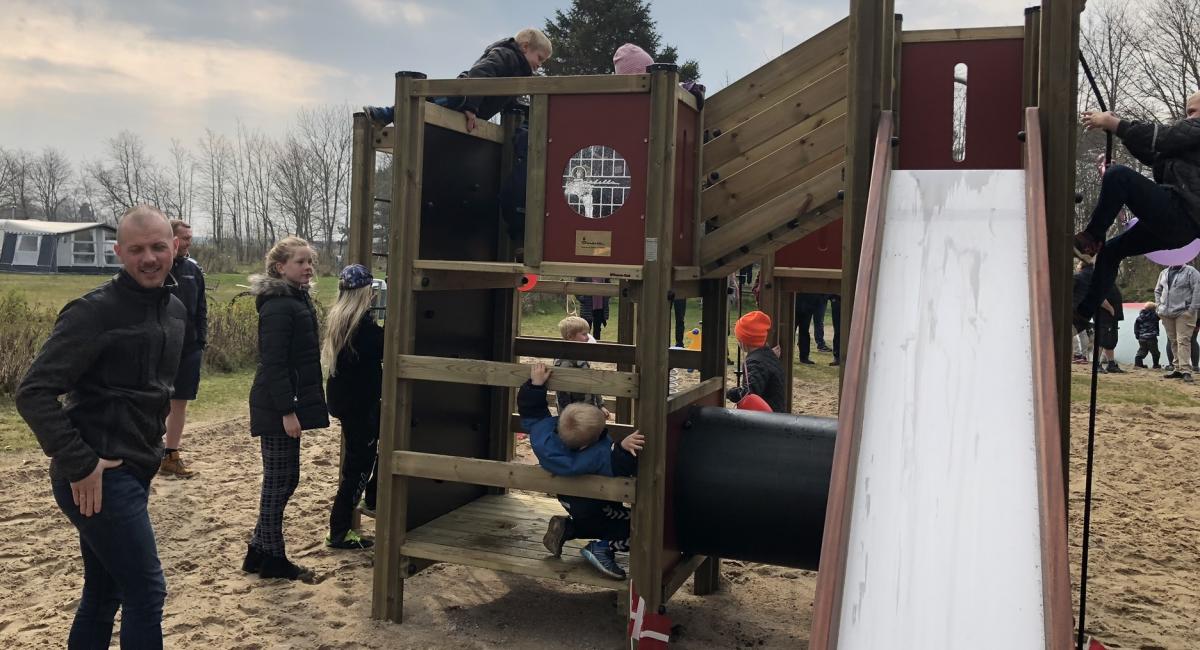 Børnene på DCU-Camping Gjerrilds tog godt imod den nye legeplads, da den blev indviet lørdag d. 6. april.