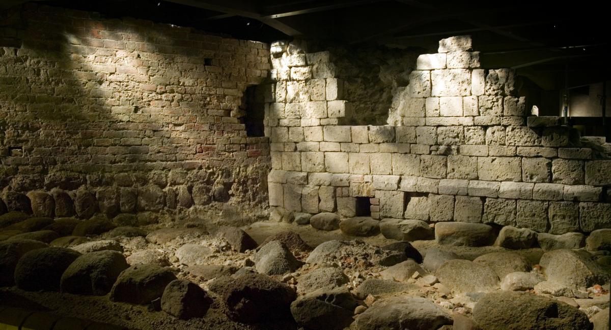 Billede af ringmuren i ruinerne under Christiansborg. Under-jorden-oplevelser, gå under jorden, ruiner under Christiansborg, ruiner, Christiansborg