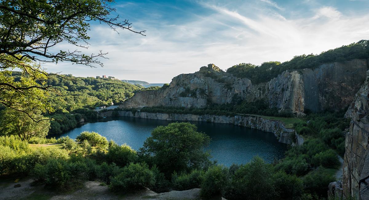 Opalsøen på det nordlige Bornholm er et smukt syn og med blandt de 50 unikke naturoplevelser i Danmark. Opalsøen, Bornholm, Danmark, oplevelser, seværdigheder, natur