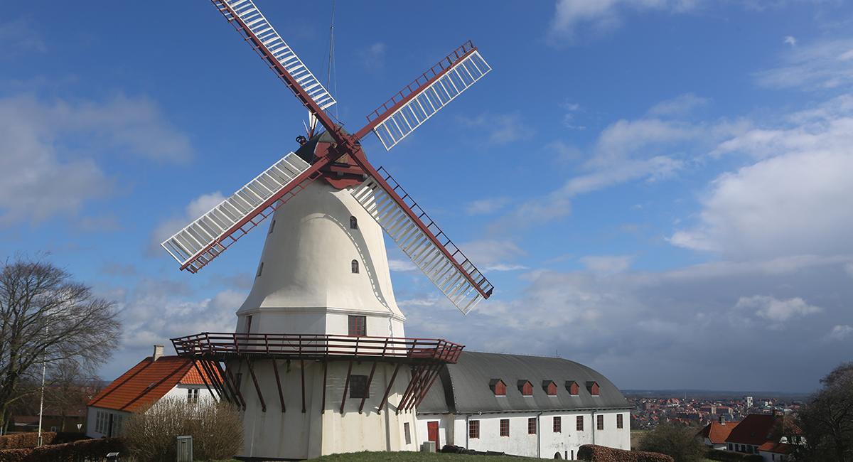 Ved Dybbøl Mølle er der et besøgscenter, hvor man blandt andet kan læse mere om møllens historiske betydning som symbol for både Danmark og Tyskland. Sønderjylland, Dybbøl, Dybbøl Mølle, Slaget i 1864, historisk besøgscenter