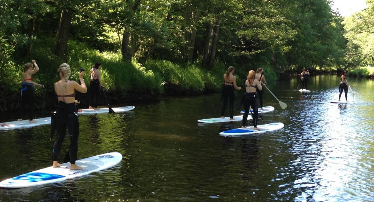 Stand Up Paddleboard er en af verdens hurtigst voksende vandsportsgrene, fordi den er nogenlunde nem at gå til. Sverige, Halland, stand up paddleboard, surfing, sejl, surf