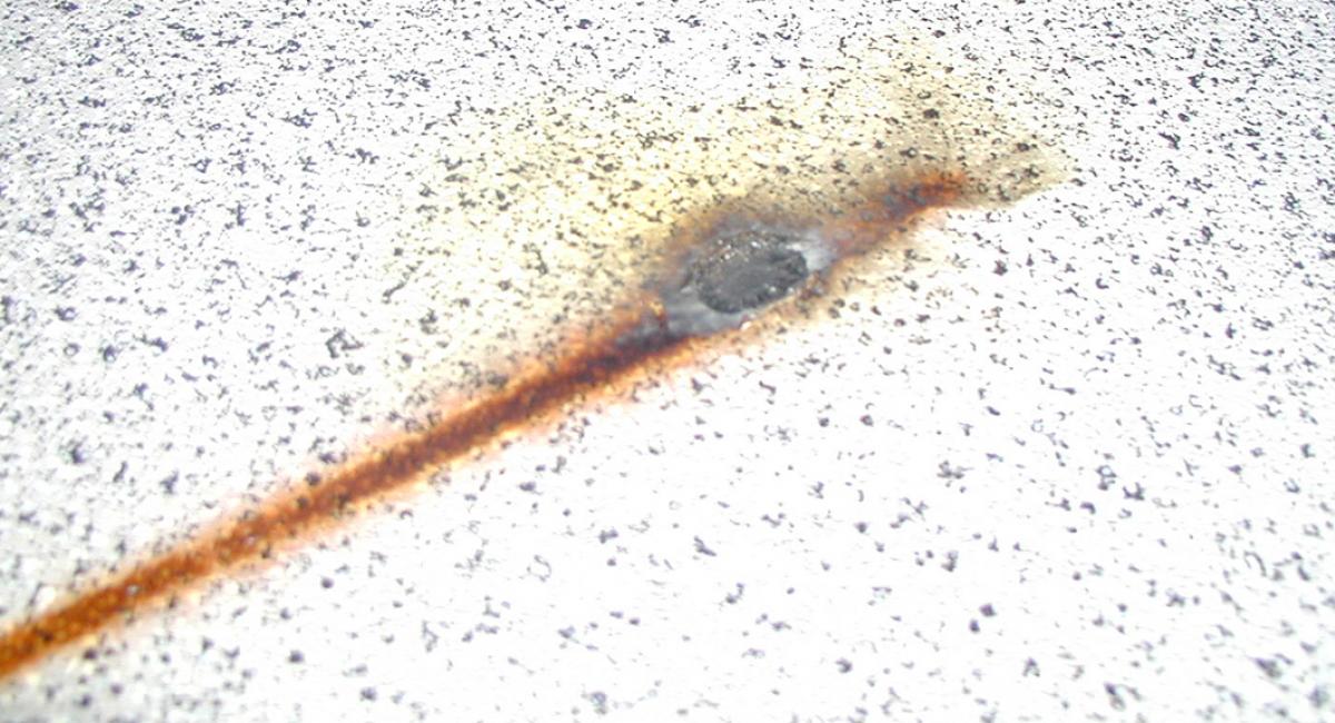 Her er en begyndende brand, som dog ikke er forårsaget af selve varmefolien, men derimod af den medfølgende omformer. brandskade i campingvogn, brand i omformer
