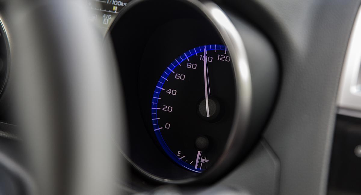 Siden 1. juli har det været lovligt at køre 100 km/t. med bil og campingvogn på motorvej i Danmark, hvis man vel at mærke har fået sin campingvogn Tempo 100-godkendt. Tempo 100, test, DCU tester, kørsel