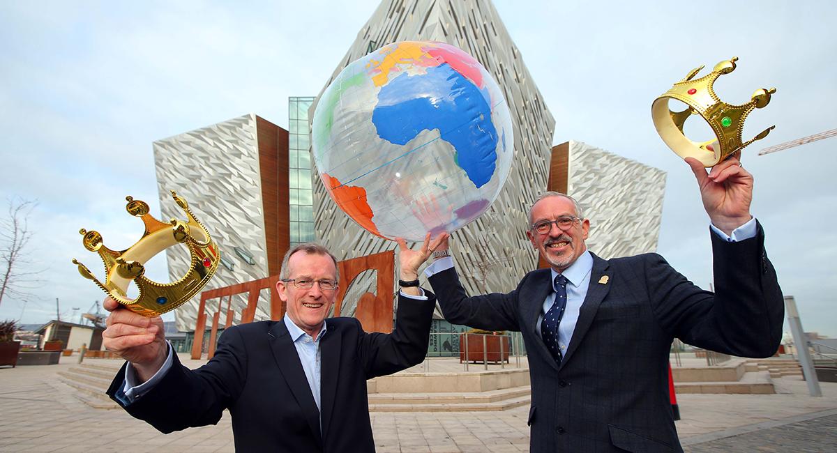 Niall Gibbons, Tourism Ireland og Tim Husbands, Titanic Belfast jubler over titlen som verdens førende turismeattraktion. Titanic Belfast, udstilling, verdens førende turismeattraktion, turisme
