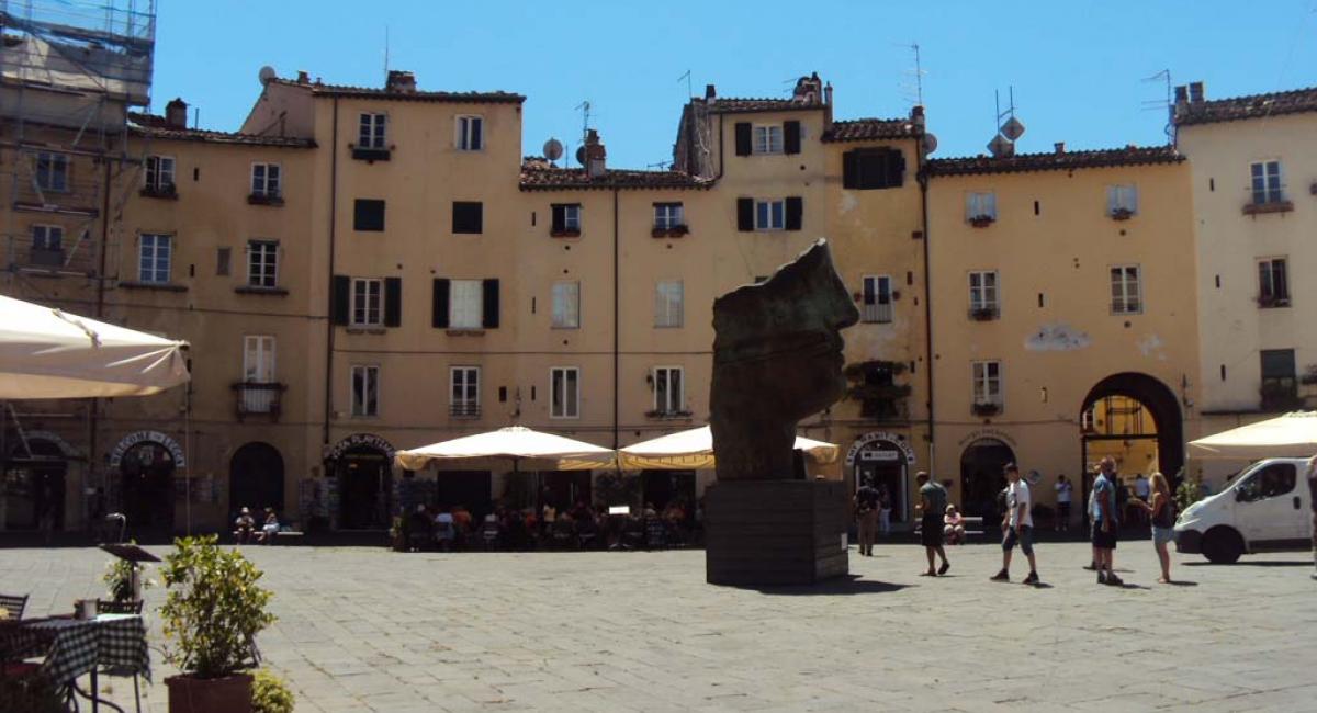 Piazza dell'Anfiteatro, Lucca, Italien