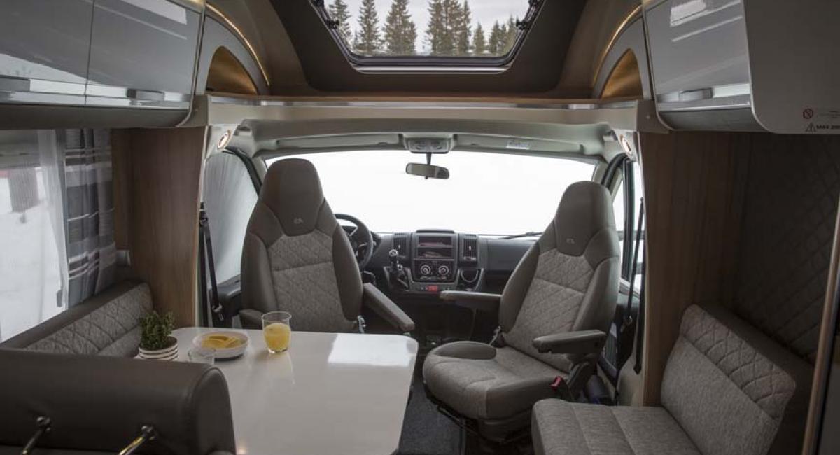 Stolene i førerhuset kan drejes, så de bliver en del af stuen. Adria Matrix 670 SL, autocamper, førerhus, stole, stue