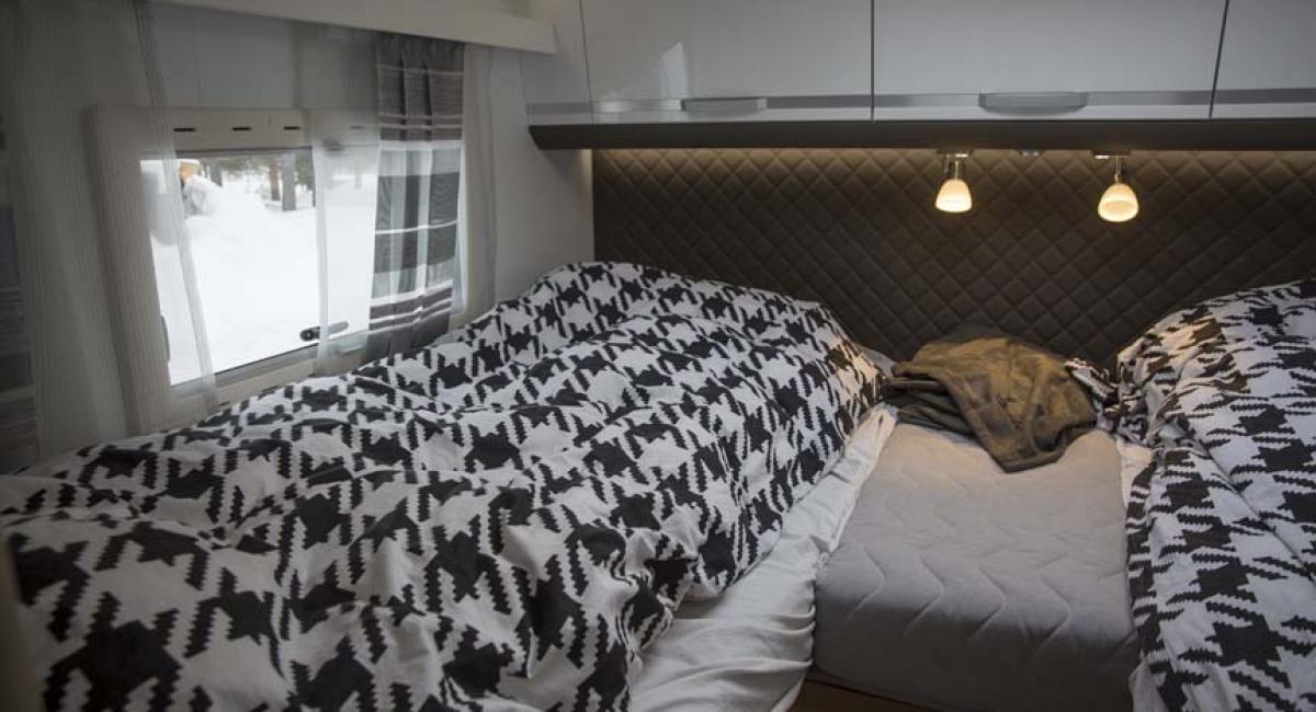 Soveværelsets enkeltsenge kan laves om til en stor dobbeltseng. Adria Matrix 670 SL, autocamper, soveværelse, senge