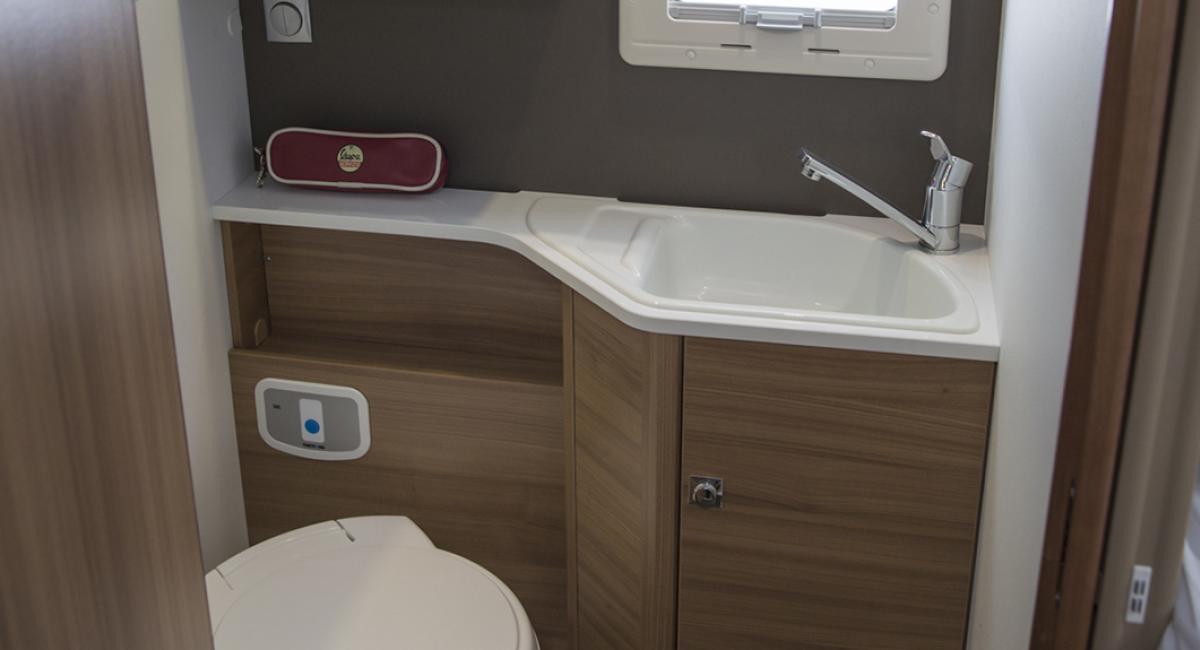 Døren til toilettet kan åbnes, så der kan lukkes helt af til denne del af autocamperen. Adria Matrix 670 SL, autocamper, toilet, badeværelse