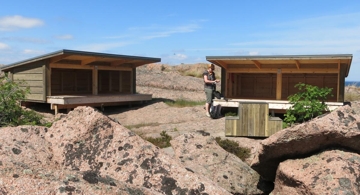 På øen, Blå Jungfrun, som ligger midt i Kalmarsund, er det muligt at overnatte i shelters. Sverige, VisitSweden, Blå Jungfrun, ø, natur, sov i pagt med naturen
