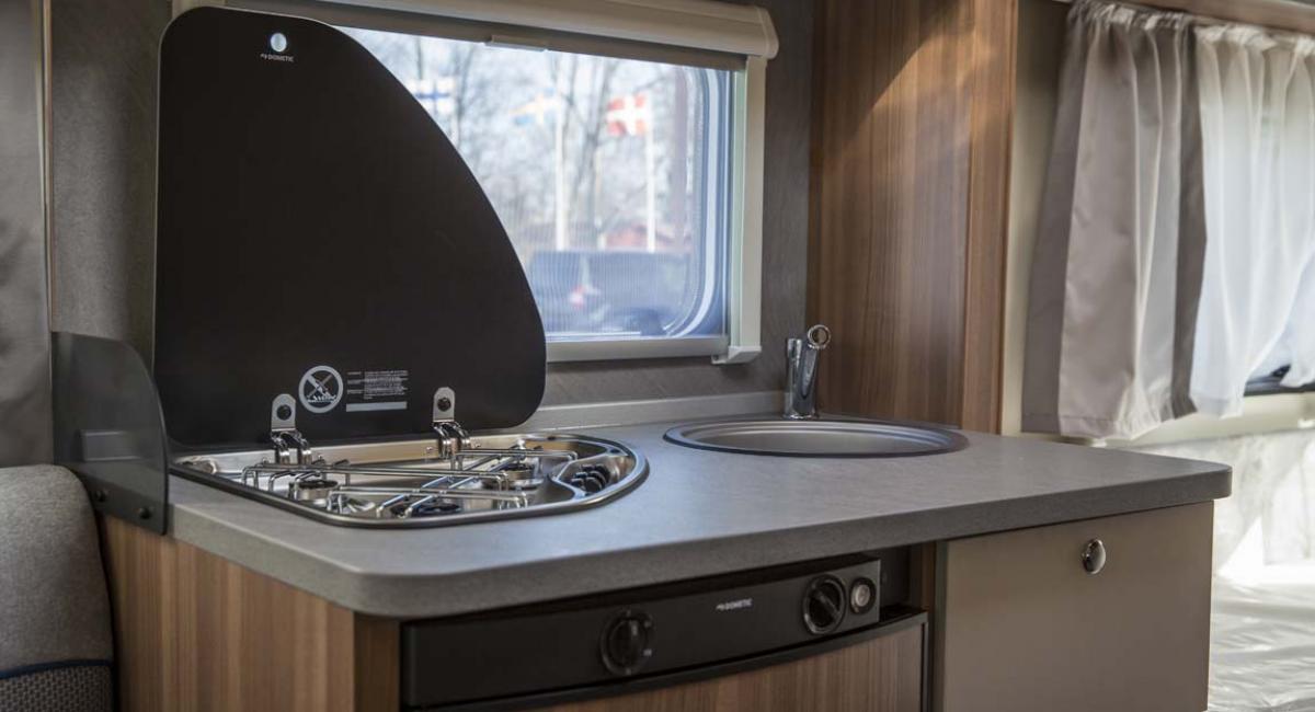 Weinsberg CaraOne 450 FU, campingvogn, køkken