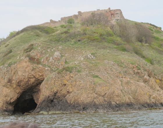 Hammershus set fra vandsinden. En tur i båd for foden af klipperne er et must for besøgende på Bornholm. Bornholm, seværdigheder, Hammershus