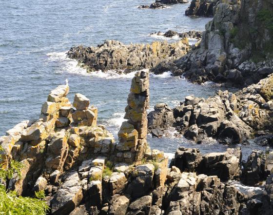 Helligdomsklipperne ligger mellem Gudhjem og Tejn på Bornholm. Her er specielt grotten Sorte Gryde et besøg værd. Bornholm, seværdigheder, Helligdomsklipperne