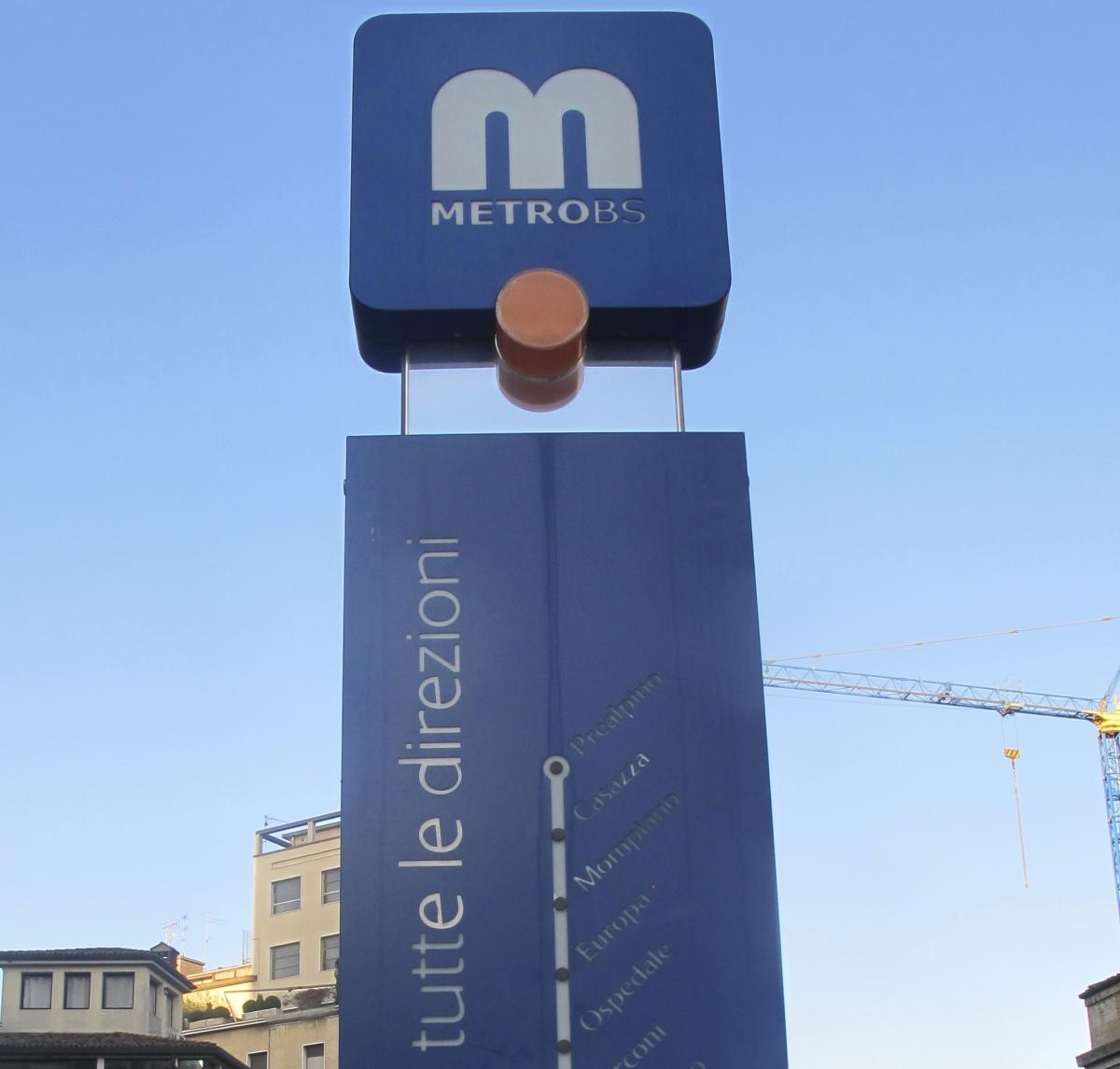 Metrostationerne er tydeligt markeret, og det er let at komme omkring med de førerløse tog, der går fra nord mod sydøst.