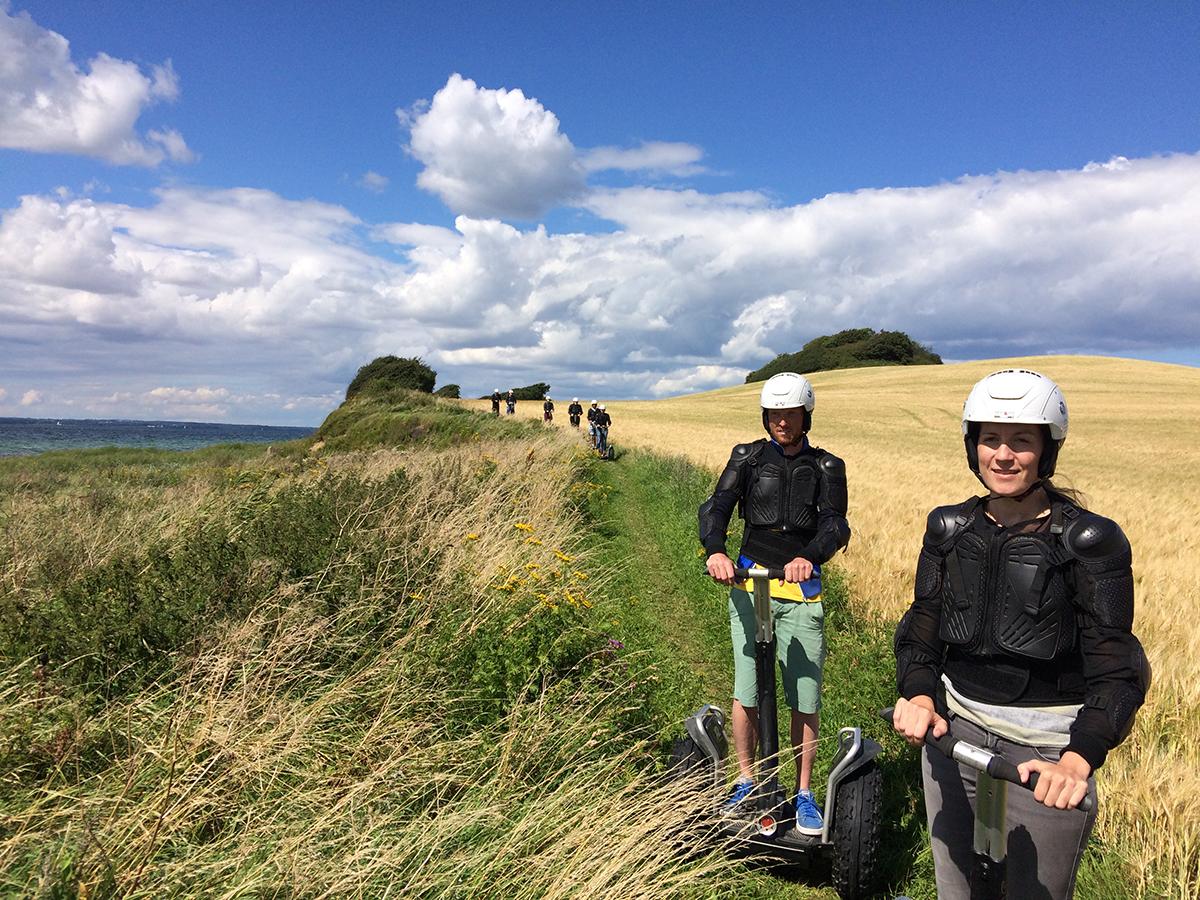 På Langeland har man sørget for, at der både er noget, der kan få pulsen op og ned. Blandt andet kan man køre på Segway i den skønne natur. Høj og lav puls på Langeland, Danmark, aktivferie, Segway, natur