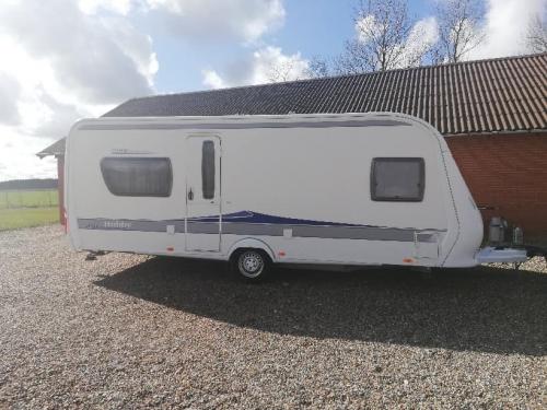 Hobby Prestige 560 UFE set fra højre side Hobby Prestige 560 UFE i forårssolen