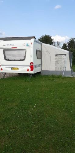 Hobby Prestige 560 UFE med det lille universaltelt Hobby Prestige 560 UFE