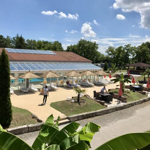 Dreilander Camping udsigt over poolen