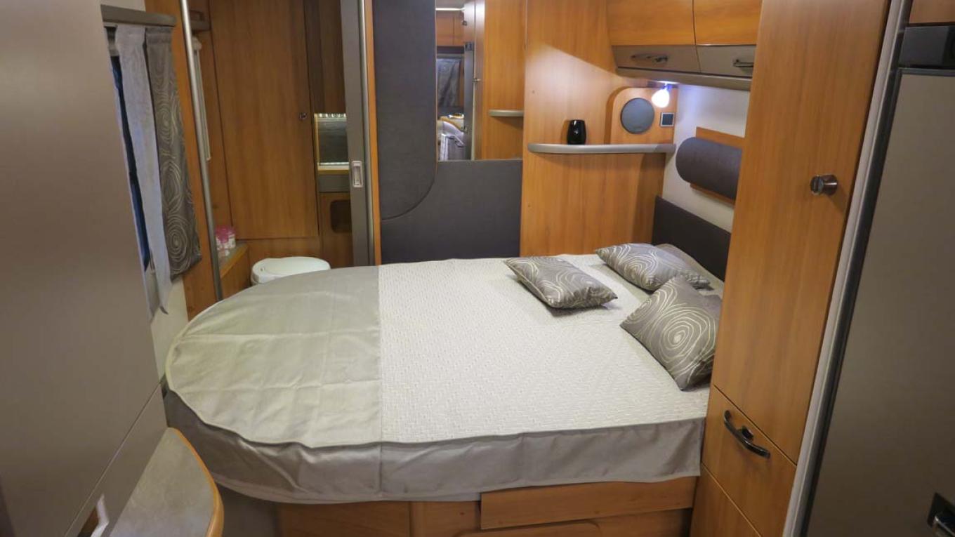Fritstående senge i campingvognen, Eriba Nova 690 GL