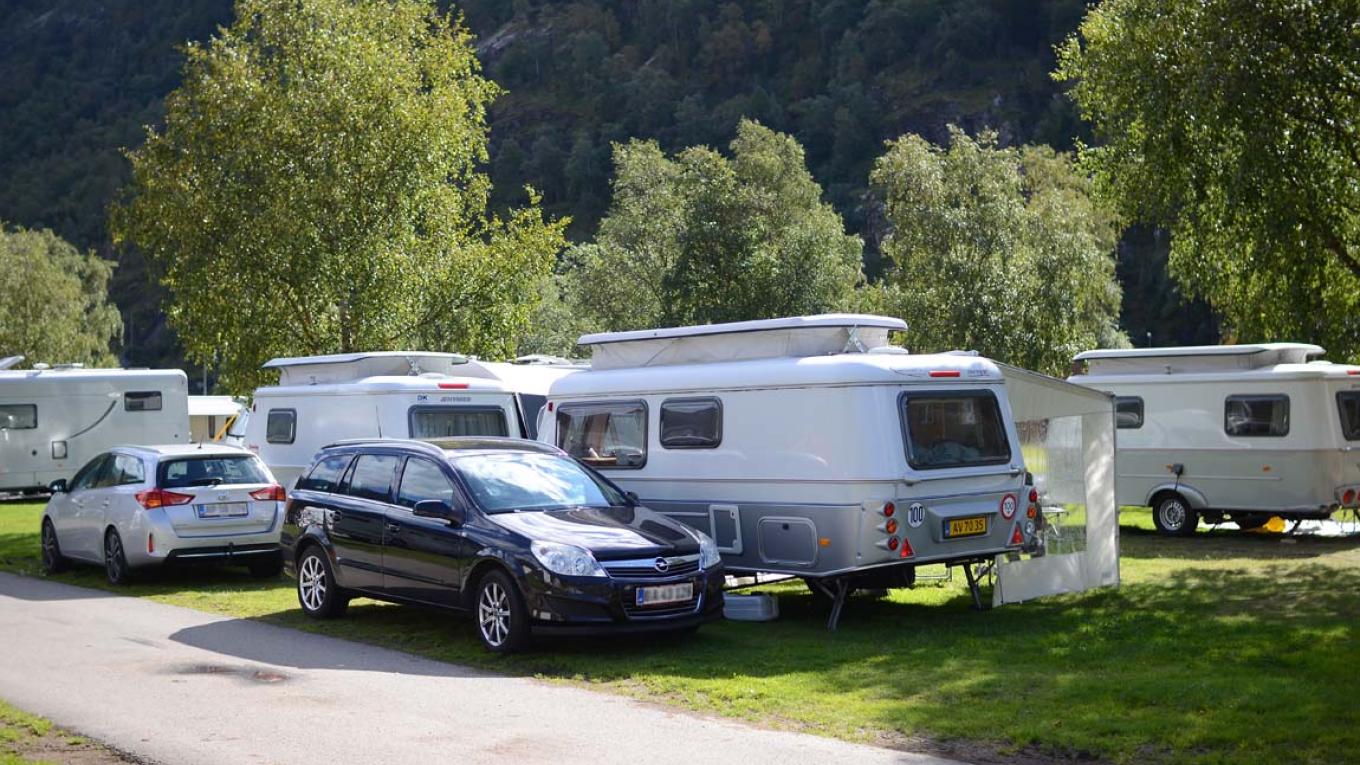 Hævetagsklubben, hævetagsvogne, campingvogne med hævetag, Eriba Touring, Lærdal campingplads, Norge, biler