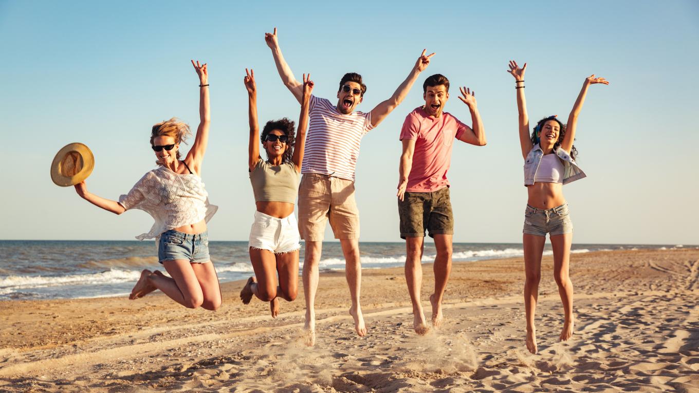 Gruppe på strand - shutterstock