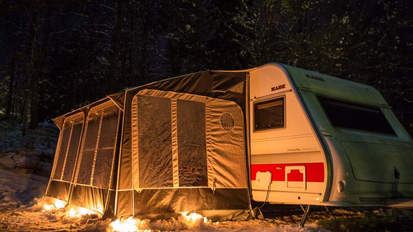 Vintercamping, Vättern Rundt, Sverige, Kabe Royal 500 GLE KS-campingvogn, Isabella  Universal 360-fortelt