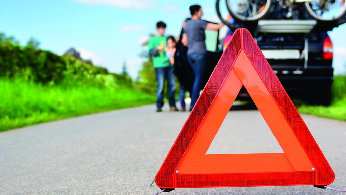 Vejhjælp, ting til bilen, advarselstrekant, kørsel, gode råd