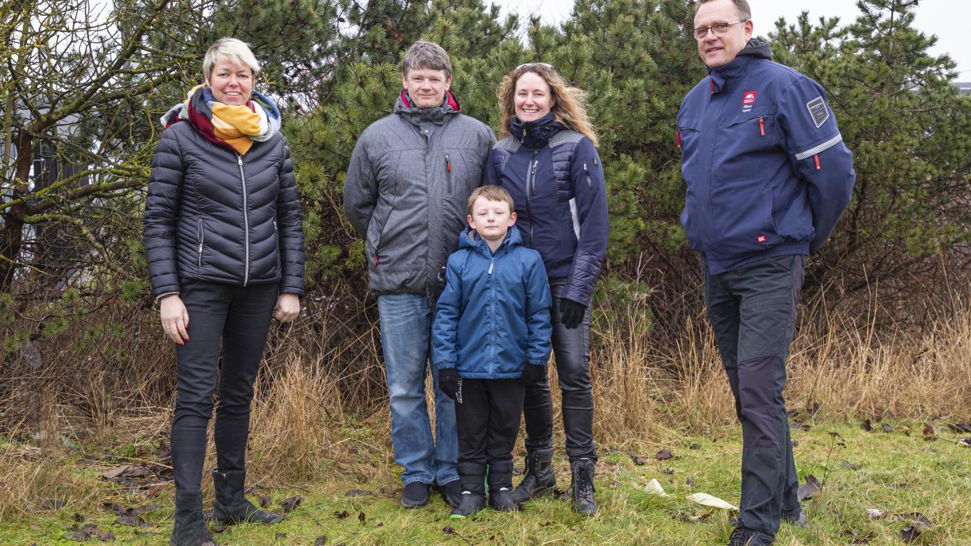 De nye ejere, BelinDa Funch Christiansen og Flemming Funch og sønnen William, siger tak for handlen til DCUs landsformand Anne-Vibeke Isaksen. Til højre ses Michael Juel Fjelde, der tidligere var vært på DCU-Camping Albuen. Foto: Rasmus Schønning