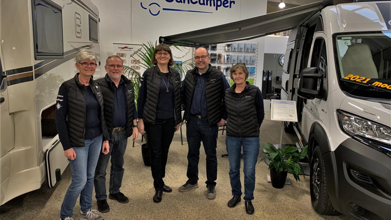 Anette Kallesøe og Jens Erik Graversen til venstre i billedet forlader DanCamper og overlader stafetten til de nye ejere, som er Ane Elkjær, Frank Elkjær og yderst til højre Birte Friis. Det markeres med en reception fredag 13. august fra klokken 12-18 på Vegavej 8 i Horsens.