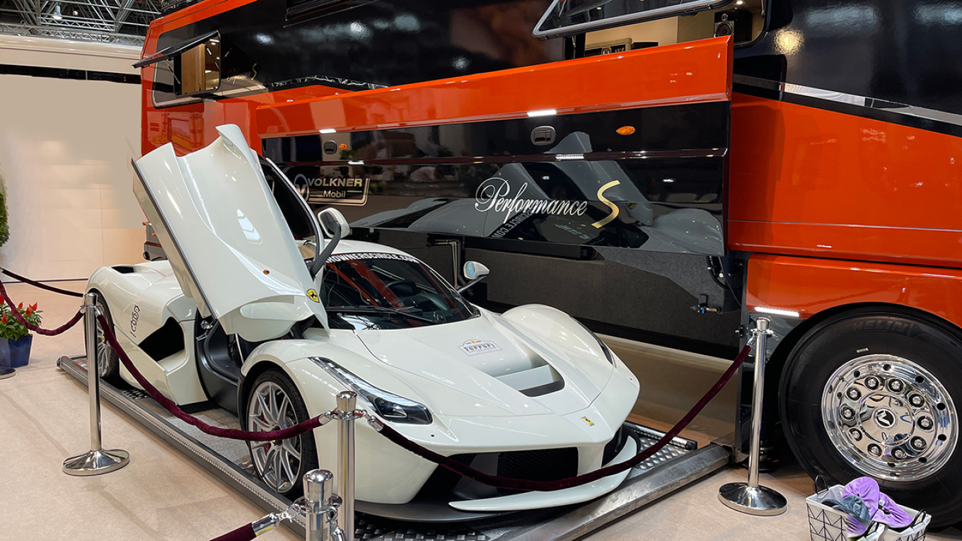 Tag Ferrarien med på camping